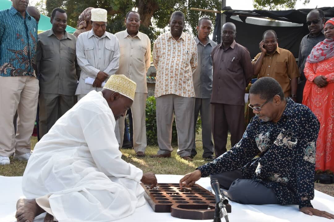 Partie d’Awalé lors d’une rencontre officielle à Zanzibar