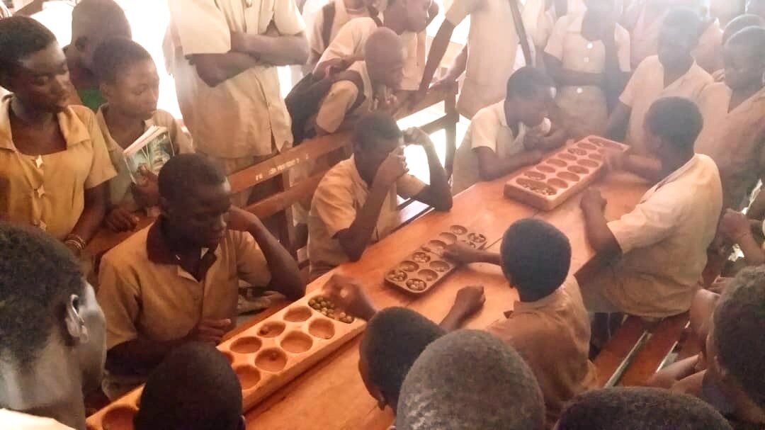 Jeunes pratiquant des jeux traditionnels