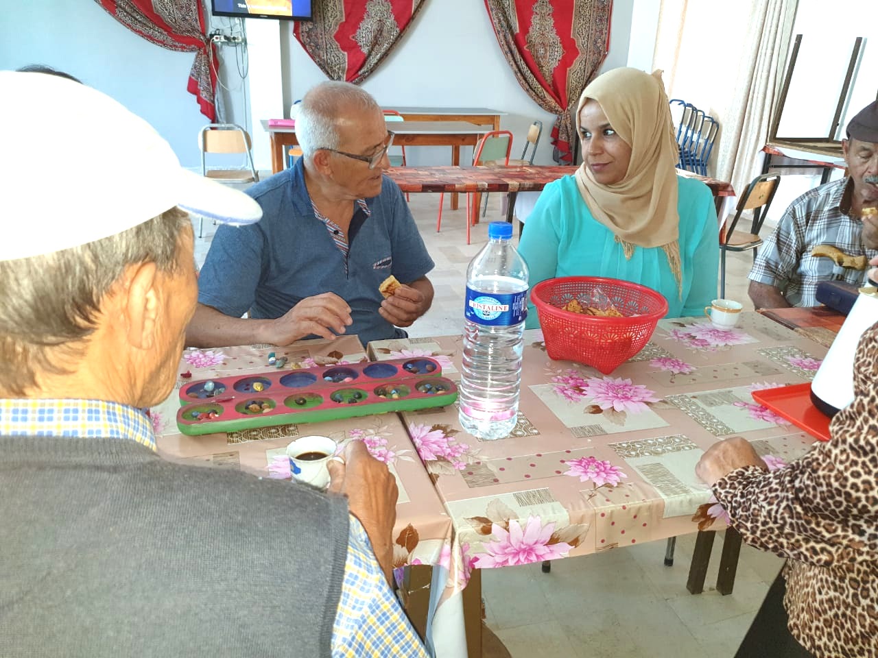 ( BOUZID, Tunisie ) Préparer le matériel du jeu cognitif Africain